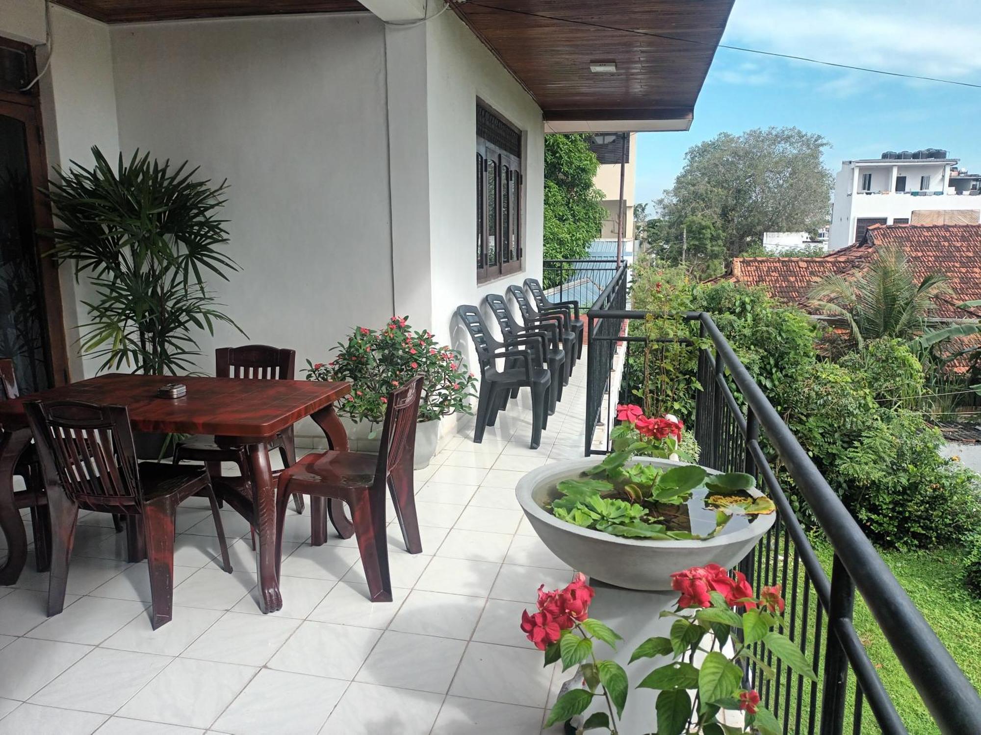 Lovely Flowers In Mount Lavinia マウントラビニア エクステリア 写真